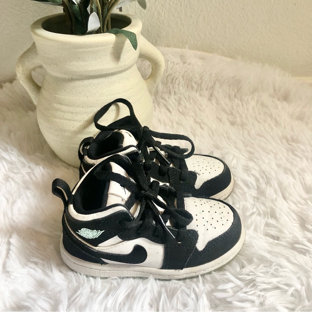 Nike Air Jordan 1 Mid Glow in the dark pandas Size 6C